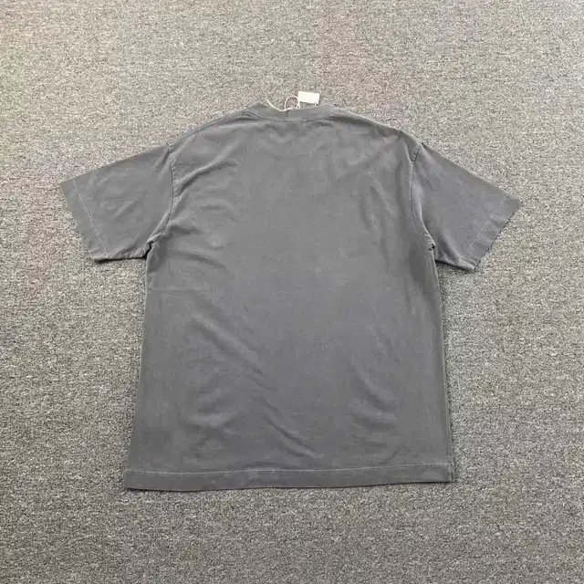 Graphic T-shirt · 236983925