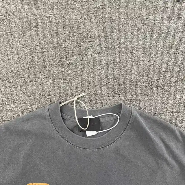 Graphic T-shirt · 236983982