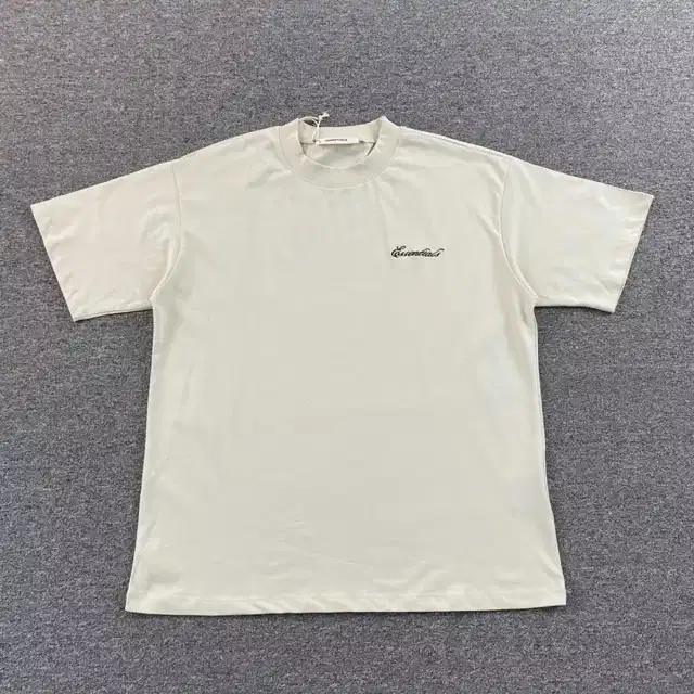 Graphic T-shirt · 223347409