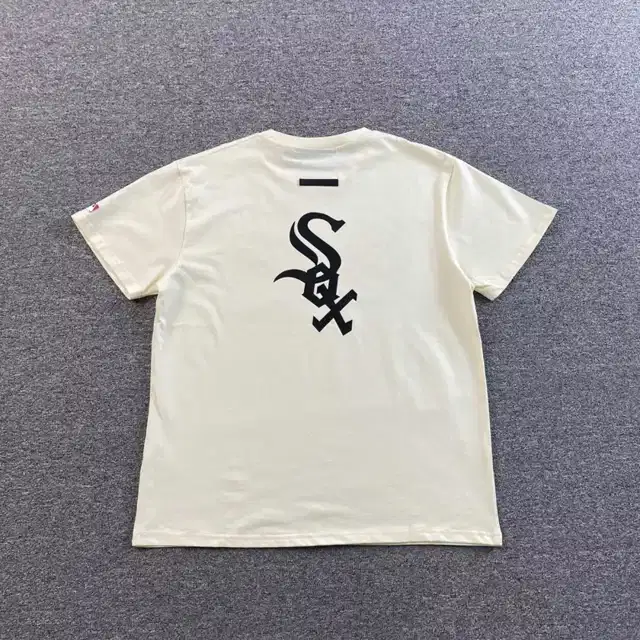 Graphic T-shirt · 233589603